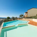 Sea View With Shared Pool Apartmán